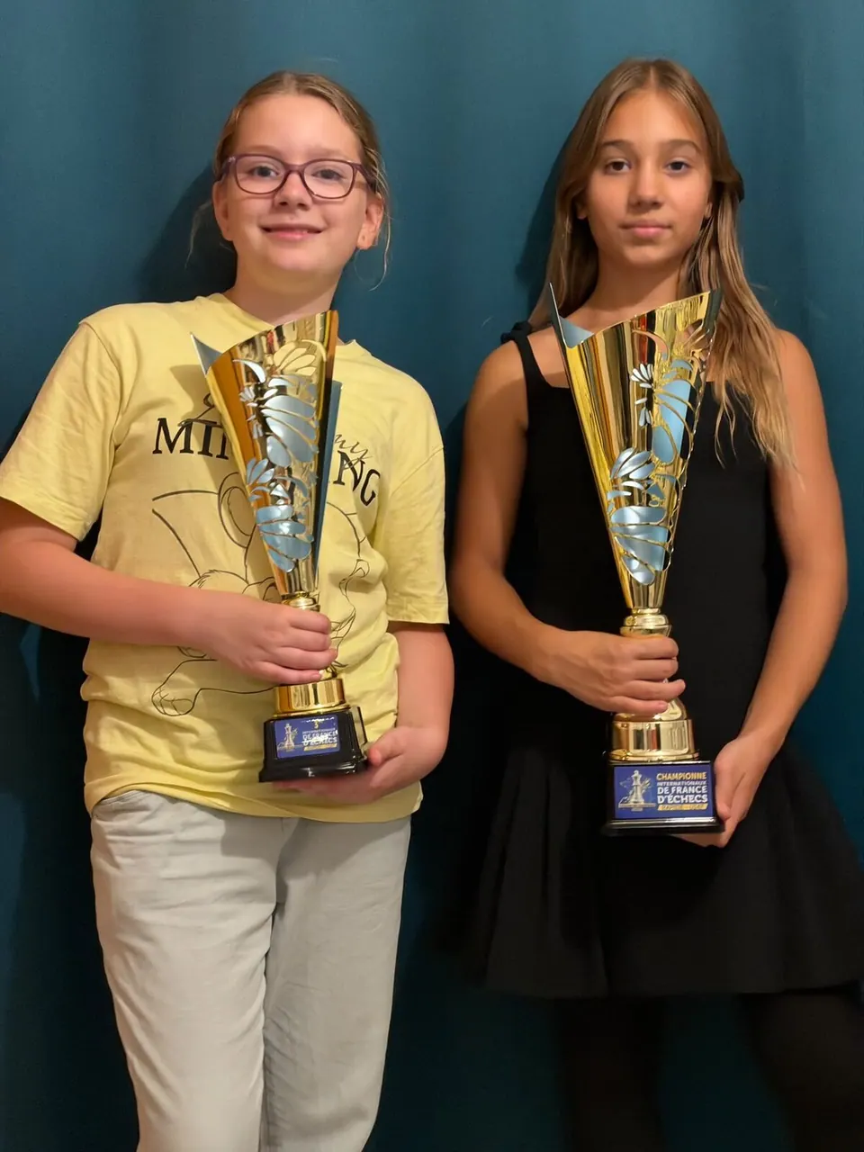 Deux jeunes joueuses du TAC avec leurs trophées