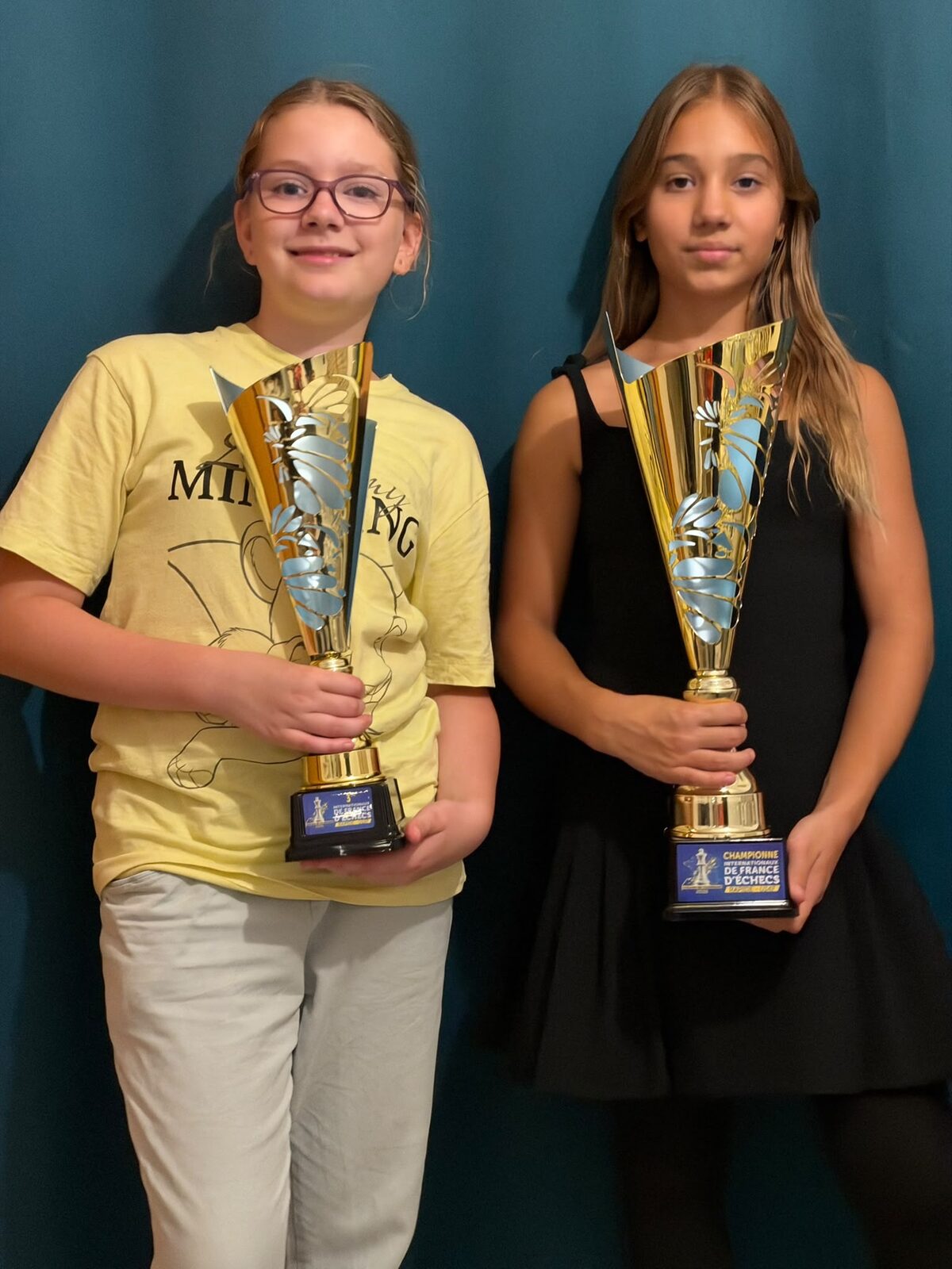 Deux jeunes joueuses du TAC avec leurs trophées