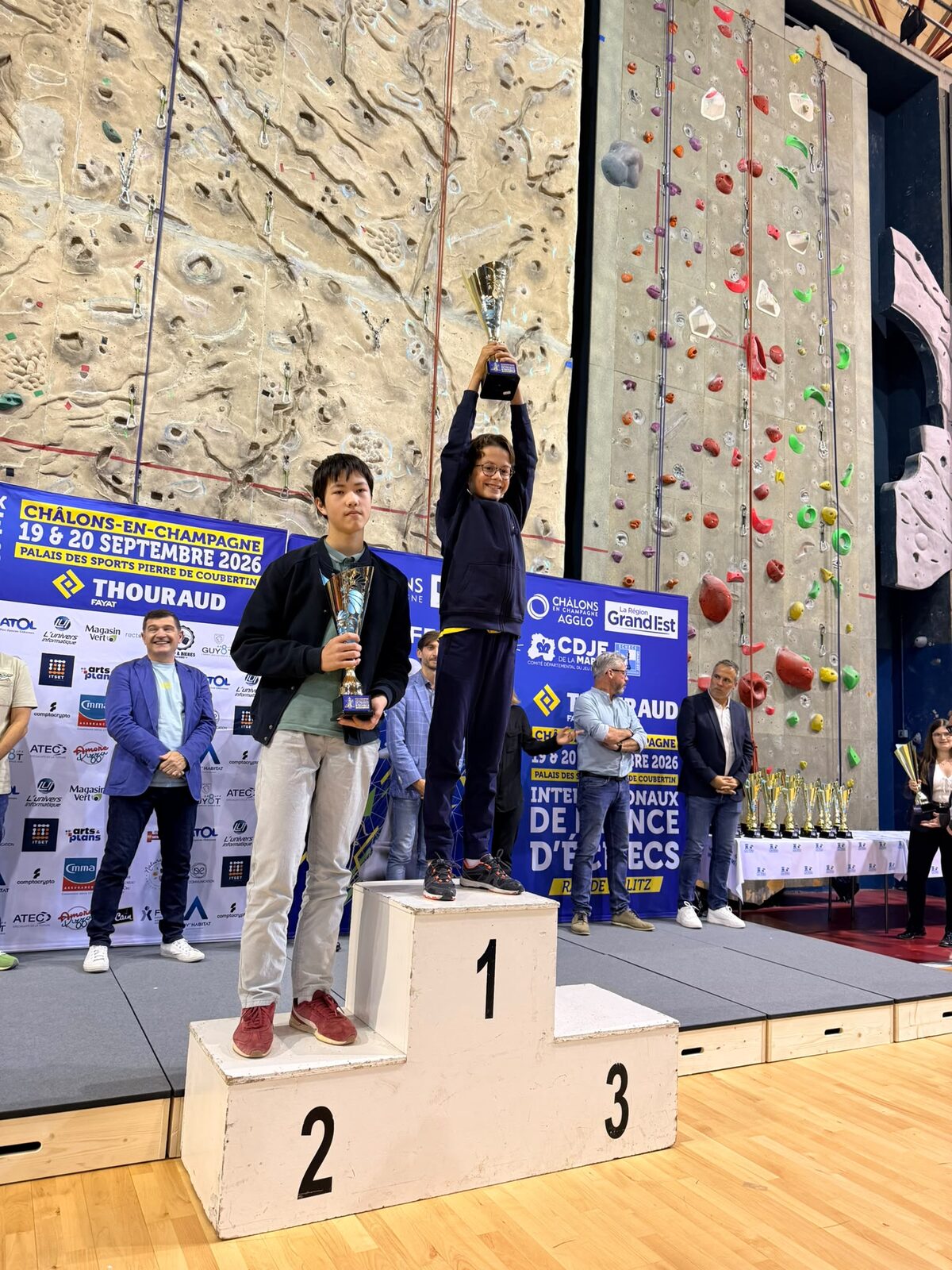 Un joueur du TAC sur la première marche du podium